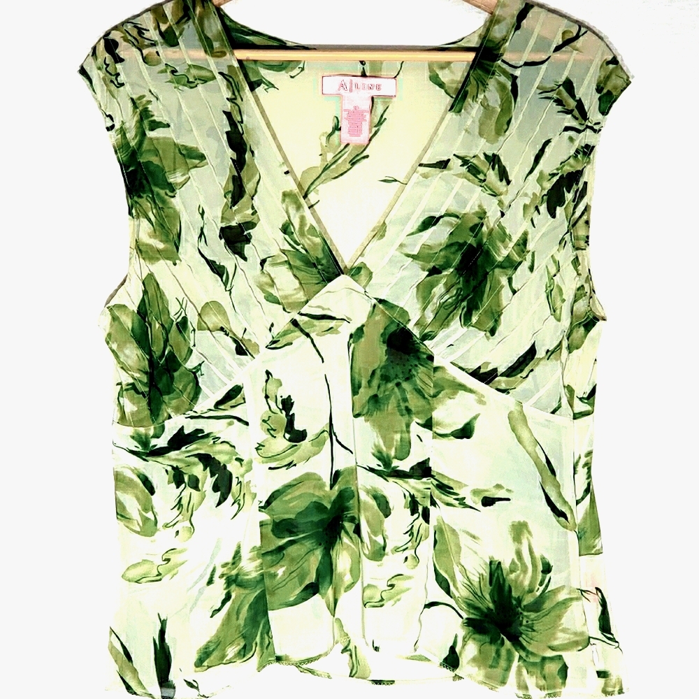 A line Green Floral Sheer Fitted V Neck Top w Pleated Detail